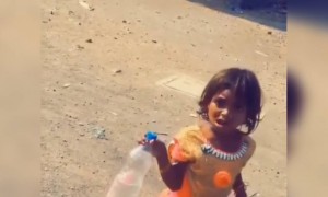 দিল্লী থেকে পায়ে হেঁটে যারা নিজের রাজ্যে ফিরছে, তাদের খাবার দিলো কিছু মানুষ