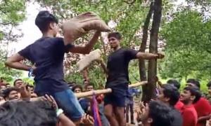 এটা দেখছি এক ধরনের নতুন খেলা