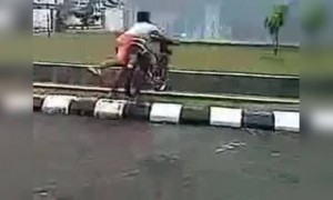 বাইক গিয়ে পড়লো ড্র্রেনে