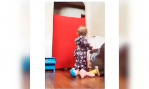 জাদু দেখতে দেখতে ক্যামেরা খুঁজে পেলো বাচ্চাটি