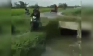 বাইক নিয়ে সোজা জলে