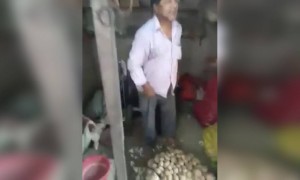 লকডাউনের সময় বেশি দামে সবজি বিক্রি করে ধমক খেলো বিক্রেতা