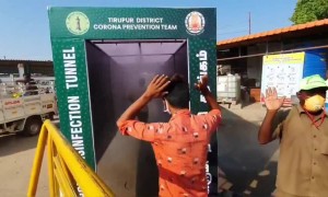 তামিল নাড়ুর তিরুপুরে সব্জি বাজারের বাইরে বসানো হলো এই ডিসিনফেক্ট্যান্ট টানেল