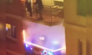 জার্মানিতে লকডাউনে আলাদা লেভেলের ব্যালকনি পার্টি চলছে