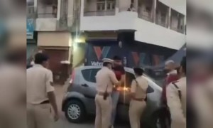 লকডাউনে বেরোনোর জন্য পুলিশ করলো পুজো