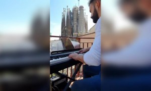 মাইকেল জ্যাকসনের গান বাজালেন স্পেনের সেই শিল্পী ব্যালকনি থেকে