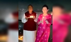 দেখুন মুকেশ এবং নীতা আম্বানি জ্বালালেন প্রদীপ করোনার বিরুদ্ধে