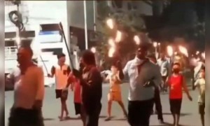 এসব সময়ে লোকে সোশ্যাল ডিস্টেন্সিঙ ভুলে যায় কেন?