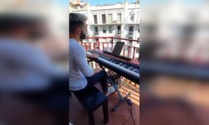 ব্যালকনি থেকে স্পেনের সেই বিখ্যাত পিয়ানিস্ট আবার লোককে মুগ্ধ করলেন