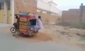 টোটো নিয়েও কেরামতি হচ্ছে আজকাল