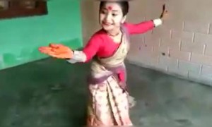 মিষ্টি বাচ্চাটি করে দেখালো সুন্দর বিহু নাচ