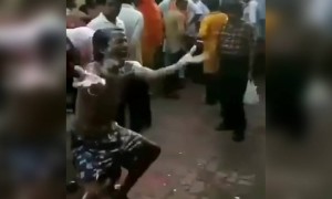 এভাবে কে স্নান করে?