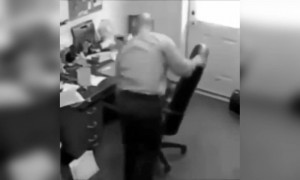 অফিসের চেয়ার নিয়ে বিরক্ত হয়ে লোকটা কি করলো দেখুন