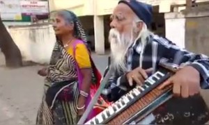 কি সুন্দর গান করছে হারমোনিয়াম বাজিয়ে শুনুন