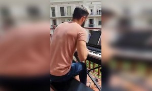 এবার বিউটি এন্ড দা বীস্ট বাজিয়ে শোনালেন স্পেনের সেই শিল্পী