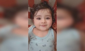 দেখুন বাচ্চাটি কি কিউট!