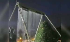 এই অদ্ভুত দোলনা দেখুন