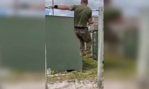 কি অসাধারণ পুল-আপ করছে এই লোকটি দেখুন