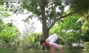 দেখুন জ্যাকলিন করছেন যোগ ব্যায়াম