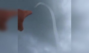 আমেরিকাতে সমুদ্রের ওপর ঘূর্ণিঝড় দেখুন