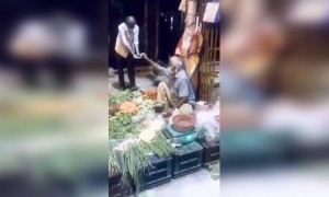 দেখুন এক সবজি বিক্রেতা অন্যদের স্যানিটাইজার ব্যবহার করাচ্ছেন