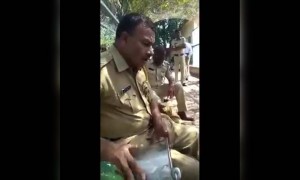 পুলিশ অফিসারটি কি সুন্দর গান গায়ে দেখুন