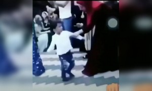 দেখুন কি দুষ্টু বাচ্চা