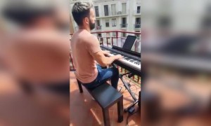 স্পেনের পিয়ানো শিল্পী বাজালেন বিখ্যাত গান ব্যালকনি থেকে?