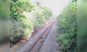 দেখুন কিছু লোক কিভাবে এক মাতালকে ট্রেনের ধাক্কা থেকে বাঁচালেন