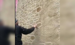 আমি জানতাম পাথরের উপর পাথর বসিয়ে এই দেওয়াল বানায়