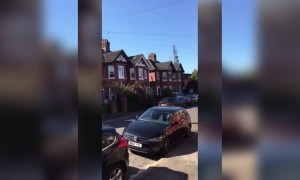 লকডাউনে পার্টি হবে না, তাই প্রতিবেশীরা এভাবে জন্মদিনের শুভেচ্ছা জানালেন