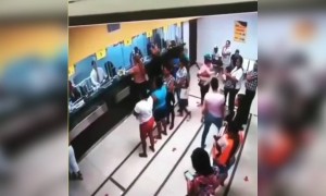 দেখুন লোকটির পকেটে থাকা ফোন ব্লাস্ট করলো