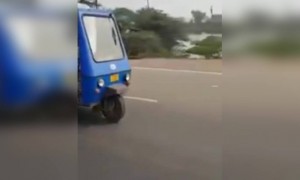 ড্রাইভার ছাড়া গাড়ি কিভাবে ধাক্কা খেলো দেখুন