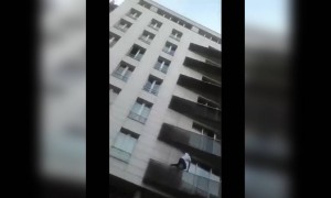 দেখুন লোকটি কিভাবে বাচ্চাটিকে মৃত্যুর হাত থেকে বাঁচালো