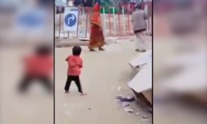 দেখুন মা আর ছেলে কি সুন্দর ক্রিকেট খেলছে