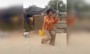 এই ভিডিও দেখে বুঝবেন যে ট্যালেন্ট সব জায়গায় পাওয়া যায়