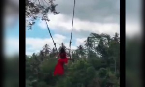 গানটা বন্ধ হলে বুঝবেন এই মহিলা কত ভয় পাচ্ছেন