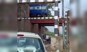 লোকেরা দাঁড়িয়ে আছে কেন?