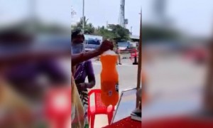 অন্ধ্র প্রদেশের এক মহিলা লকডাউনের মাঝে পুলিশকে দিলেন কোল্ড ড্রিঙ্কস