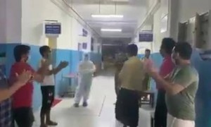 কেরালার এক ডাক্তারকে সম্মান জানালেন করোনা ওয়ার্ডে রোগী