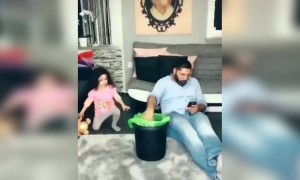 বাচ্চাটা এটা কি করলো!