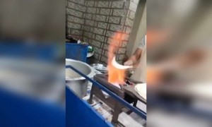 দেখুন কত তাড়াতাড়ি রুটি বানাচ্ছে এই লোকটি