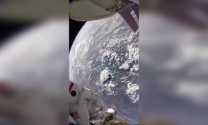 মহাকাশ থেকে পৃথিবী কেমন দেখাচ্ছে তা দেখুন