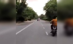 এভাবে বাইক চালানো একদমই উচিত না