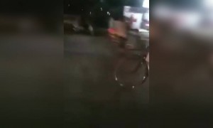 মনে হয় এই লোকটি নিজের মোবাইল বউয়ের কাছে ঘরে ফেলে এসেছে