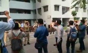 করোনা ভাইরাস নিয়ে গানের মাধ্যমে সচেতন করলেন বারাকপুর পুলিশ