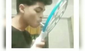 মশা মারার ব্যাট দিয়ে কখনো সিগারেট জ্বালিয়েছেন?