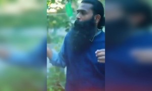 এই লোকটার তো দেখছি মাস্কের দরকার নেই