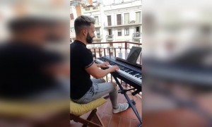 স্প্যানিশ শিল্পী আবার ব্যালকনি থেকে করলেন লোককে মুগ্ধ