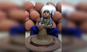 দেখুন এই বাচ্চাটি কি সুন্দর পটারি করতে পারে